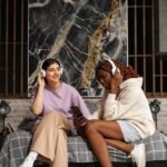 Casal poderoso une moda, amor e autenticidade, inspirando a comunidade LGBTQIA+ com looks marcantes e atitude