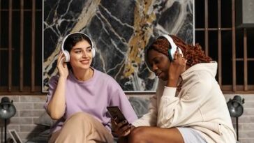 Casal poderoso une moda, amor e autenticidade, inspirando a comunidade LGBTQIA+ com looks marcantes e atitude