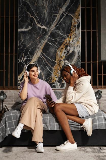 Rihanna e A$AP Rocky dominam 2025 com estilo icônico e representatividade 1 Casal poderoso une moda, amor e autenticidade, inspirando a comunidade LGBTQIA+ com looks marcantes e atitude