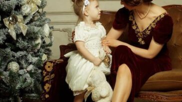 Ícone pop celebra o Natal com fotos sensuais e cheias de estilo ao lado da família