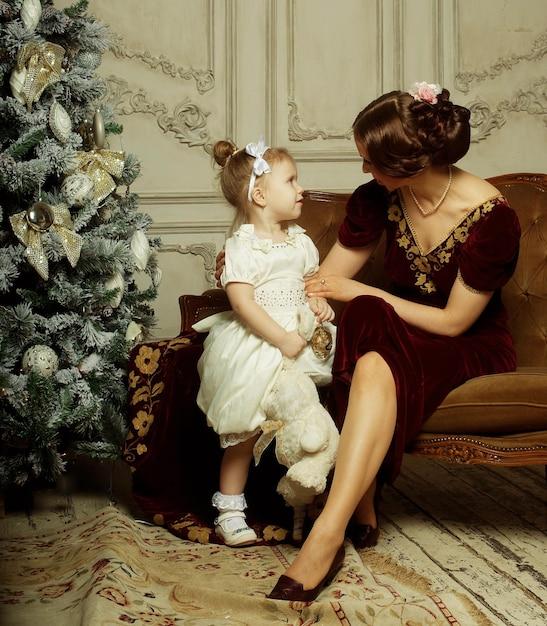 Ícone pop celebra o Natal com fotos sensuais e cheias de estilo ao lado da família