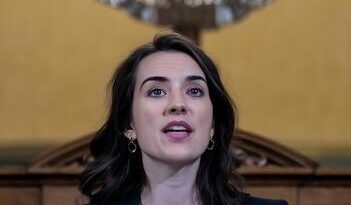 Processo de R$ 1 milhão pode levar oficial de Justiça aos palcos da cantora em turnê