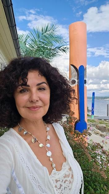 Atriz brasileira conquista o 8º lugar em ranking internacional e inspira moda com looks poderosos