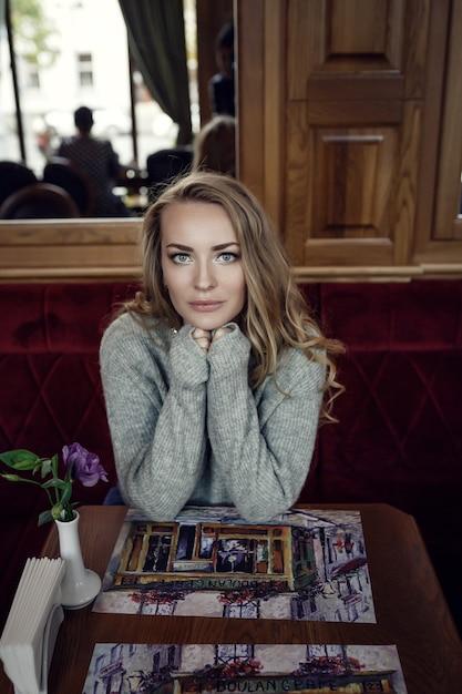 A lendária atriz francesa que marcou o cinema e dedicou a vida à causa animal, deixando um legado complexo e inspirador