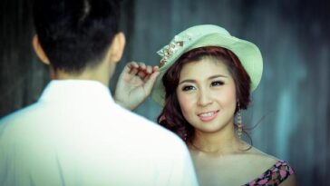 Campeã do Canada’s Drag Race celebra noivado e amor duradouro em momento cheio de emoção