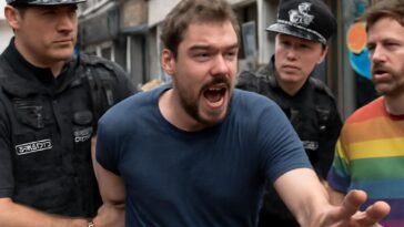 Martin Cox agride e profere insultos homofóbicos em público, recebendo pena de 32 semanas de prisão