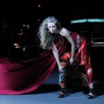 Rapper transforma estreia na bancada em momento icônico e empodera a cena drag