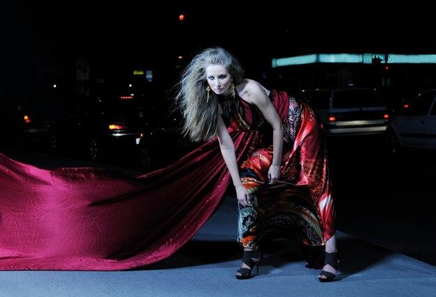 Rapper transforma estreia na bancada em momento icônico e empodera a cena drag