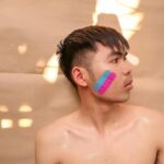 Sam Asghari brilha na Playgirl e abraça causa LGBTQ+ com filme gay 13 Ator e modelo usa sua visibilidade para dar voz a histórias LGBTQ+ em comunidades conservadoras