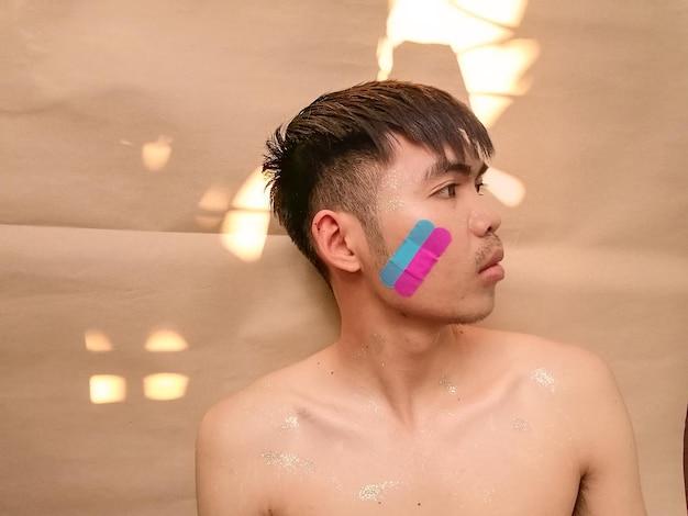 Sam Asghari brilha na Playgirl e abraça causa LGBTQ+ com filme gay 1 Ator e modelo usa sua visibilidade para dar voz a histórias LGBTQ+ em comunidades conservadoras