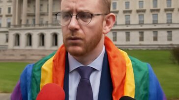 Andrew Muir celebra avanços LGBTQIA+ e defende mais diversidade étnica no Parlamento de Belfast