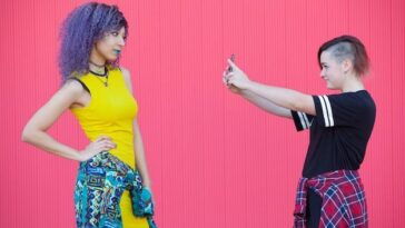 Rapper celebra comunidade drag com energia e respeito, conquistando fãs LGBTQIA+ na estreia da temporada 18