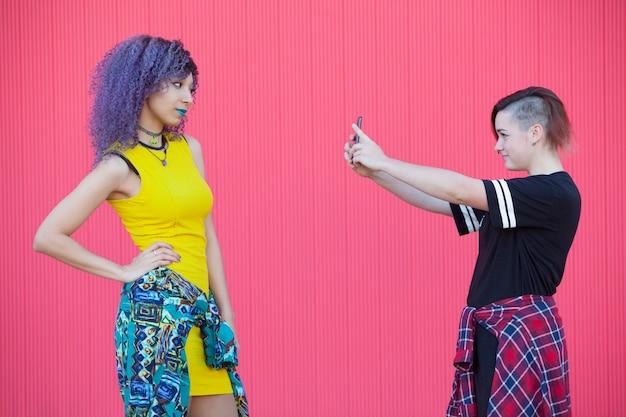 Cardi B no Drag Race: apoio vibrante que desafia comparações com Nicki Minaj 1 Rapper celebra comunidade drag com energia e respeito, conquistando fãs LGBTQIA+ na estreia da temporada 18