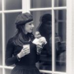 Em conversa sincera, as estrelas refletem sobre o impacto cruel da mídia e a força da sororidade feminina