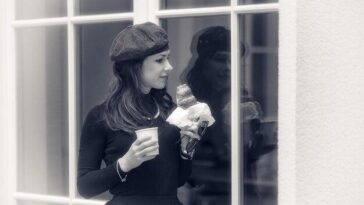 Em conversa sincera, as estrelas refletem sobre o impacto cruel da mídia e a força da sororidade feminina