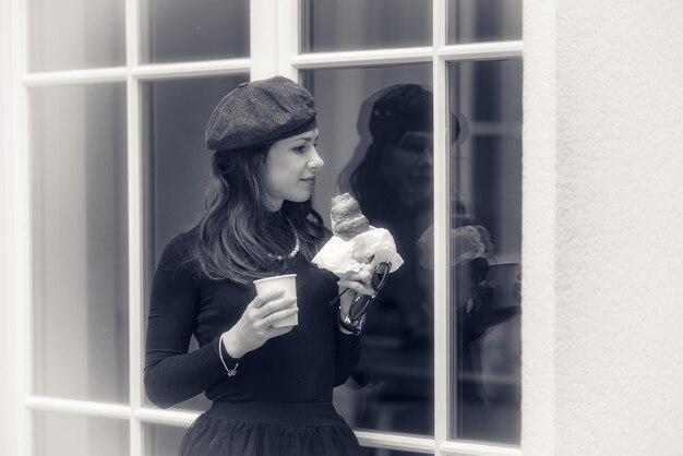 Em conversa sincera, as estrelas refletem sobre o impacto cruel da mídia e a força da sororidade feminina