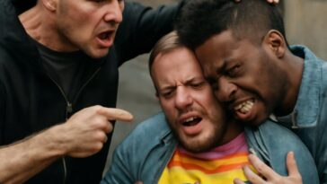 Violência contra mulher e ataques racistas e homofóbicos marcam momento presenciado por crianças