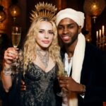 A rainha do pop reuniu seus filhos e o namorado em um réveillon mágico no deserto marroquino