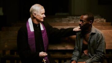 Ex-auxiliar denuncia agressões sexuais e abuso de poder do cantor gospel que pregava cura gay