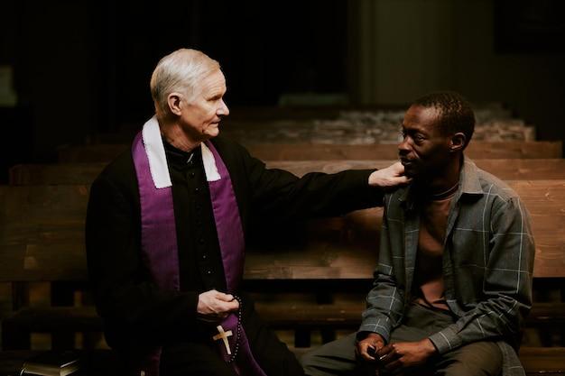 Ex-auxiliar denuncia agressões sexuais e abuso de poder do cantor gospel que pregava cura gay