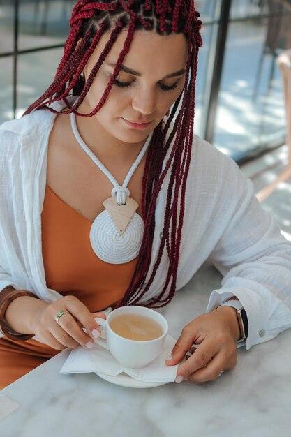 A diva celebra sua força e sensualidade com look ousado que conquistou fãs e comunidade LGBTQIA+