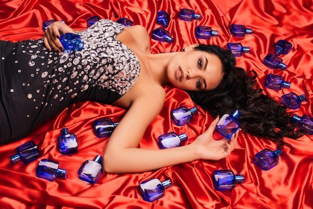 Ícone LGBTQIA+ desafia padrões de beleza e protagoniza campanha do perfume The One