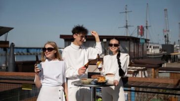 Cantor britânico estreia turnê australiana com festa ousada e viraliza nas redes