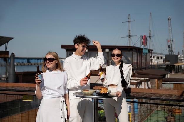 Cantor britânico estreia turnê australiana com festa ousada e viraliza nas redes