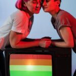 Versão russa da série remove cenas LGBTQIA+, distorcendo narrativa e excluindo personagens queer