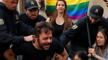 Mais de 100 pessoas foram detidas e sofreram abusos em operação policial contra comunidade LGBTQIA+