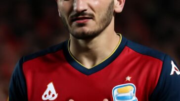 Jogador, primeiro homem abertamente gay na A-League, acusa Adelaide United de discriminação pela orientação sexual