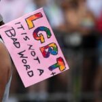 Criador de 'Queer as Folk' elogia série canadense e rebate críticas negativas da mídia britânica