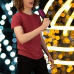 Cantora veterana traz hits e clima de carnaval para animar brothers e sisters no reality