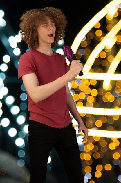 Cantora veterana traz hits e clima de carnaval para animar brothers e sisters no reality