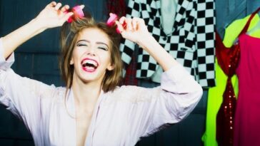 Ex-vencedora do Drag Race provoca fãs com posts insensíveis enquanto planeja processo contra RuPaul