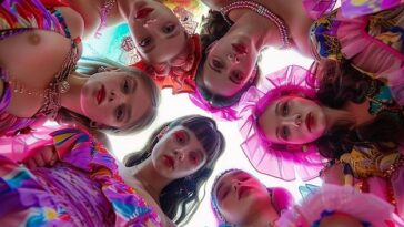 Grupo sul-coreano enfrenta o calor, a multidão e a energia do Carnaval brasileiro ao lado de Pabllo Vittar