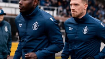 Treinador Steve Evans espera reforços para fortalecer o time rumo à recuperação na League Two