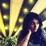 Cantora aposta em visual inspirado no signo de Leão para pré-carnaval cosmológico