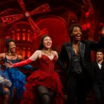 Espetáculo vibrante mistura clássicos e sucessos modernos, conquistando público LGBTQIA+ com energia e representatividade