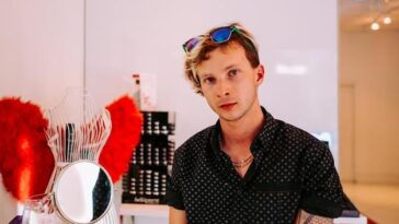 Campeã do Drag Race revela desejo de homenagear RuPaul em filme biográfico