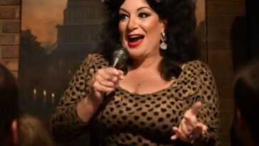 Drag queen vencedora do Emmy estreia versão ao vivo do seu podcast com participação especial de Jasmine Kennedie