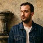 Artista italiano celebra 10 anos de carreira com som que abraça a dor e a renovação