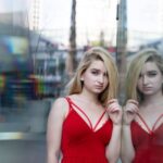 A estrela compartilha como usou criatividade para alavancar sua fama no início da carreira