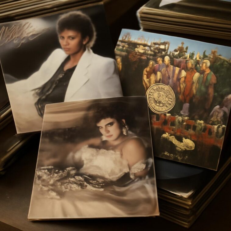 Descubra como álbuns lançados sob pressão se tornaram ícones da música pop e LGBTQIA+