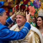 Treinador da LSU assume papel de destaque na maior parada de Mardi Gras, celebrando tradição e cultura local