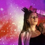 Cantora aposta em tons de violeta e preto, celebrando força e mistério do signo em show vibrante