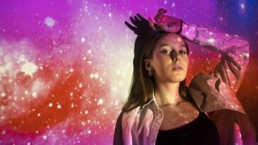 Cantora aposta em tons de violeta e preto, celebrando força e mistério do signo em show vibrante