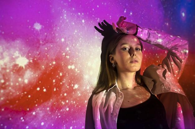 Cantora aposta em tons de violeta e preto, celebrando força e mistério do signo em show vibrante