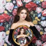 Ícone pop ressignifica sedução em nova campanha com atmosfera dos anos 70