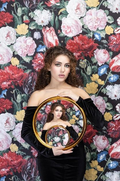 Ícone pop ressignifica sedução em nova campanha com atmosfera dos anos 70